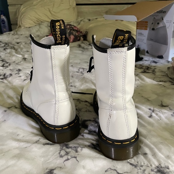 Size 6 doc martens in white. Worn maybe 5 times - Picture 3 of 5